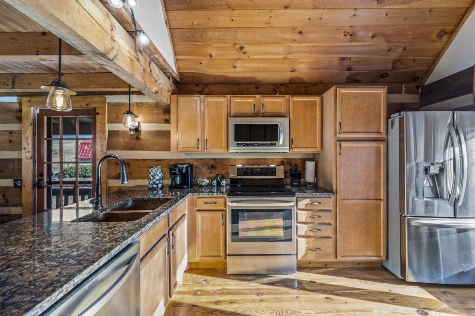 Hidden Star Hideaway-Blackberry Farm-Smoky Mtn Nat Park-Hot Tub- Fire Pit- Fenced Yard- Pet Friendly Walland Exterior photo