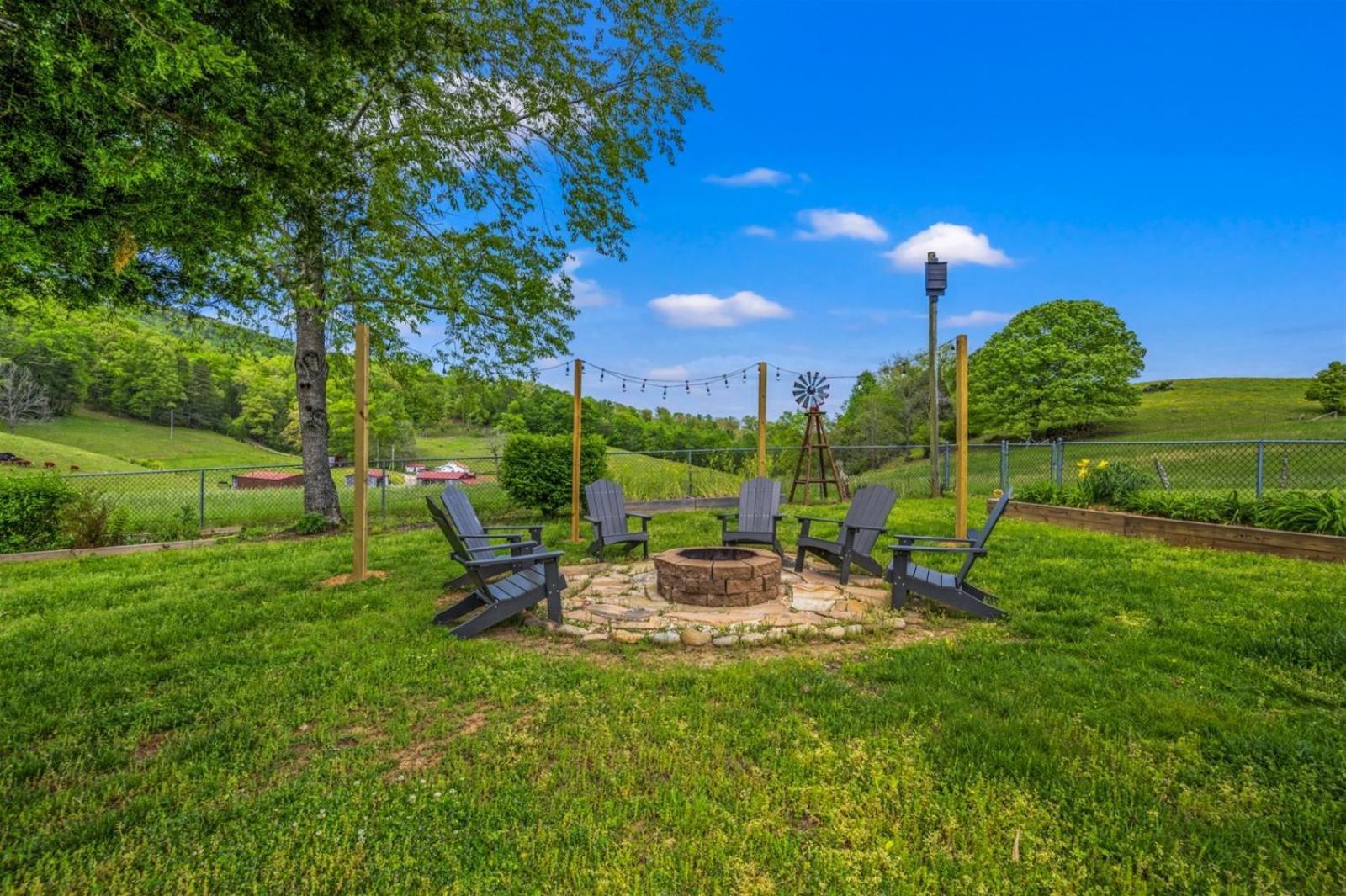 Hidden Star Hideaway-Blackberry Farm-Smoky Mtn Nat Park-Hot Tub- Fire Pit- Fenced Yard- Pet Friendly Walland Exterior photo